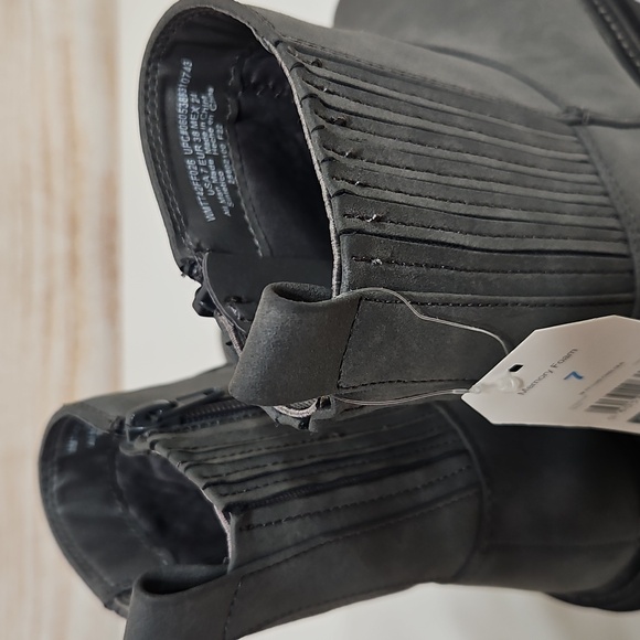 NWT Time And True Gray Lug Chelsea Boots 7 - Picture 8 of 8